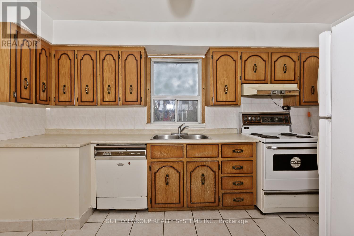 11 Helsby Crescent, Toronto, Ontario  M8W 4V7 - Photo 16 - W12479589