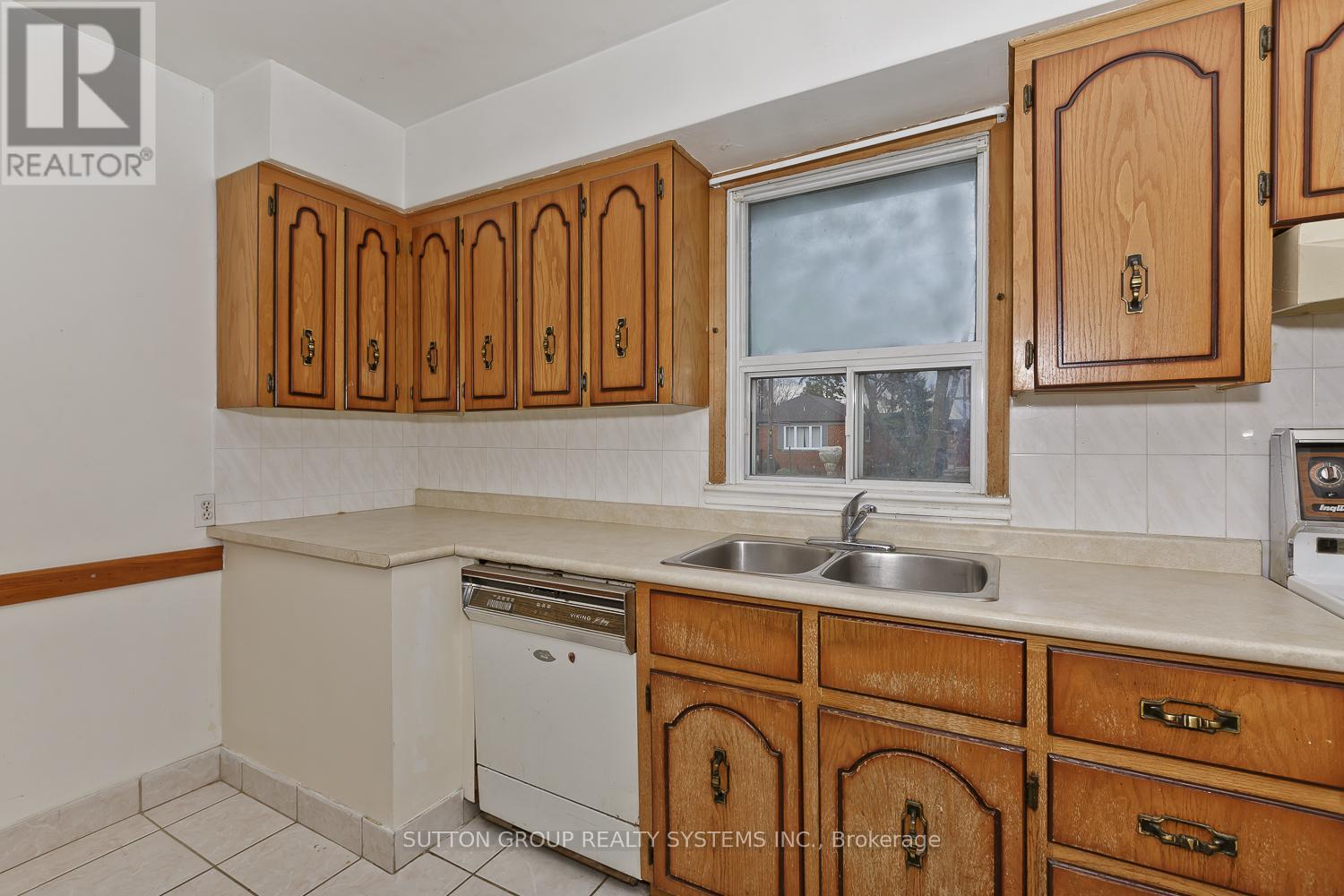 11 Helsby Crescent, Toronto, Ontario  M8W 4V7 - Photo 18 - W12479589