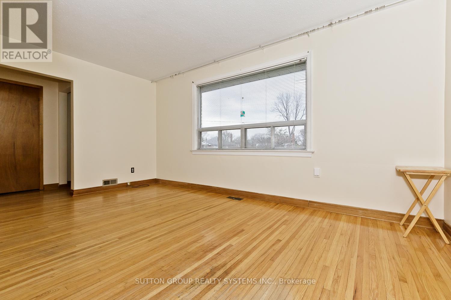 11 Helsby Crescent, Toronto, Ontario  M8W 4V7 - Photo 12 - W12479589