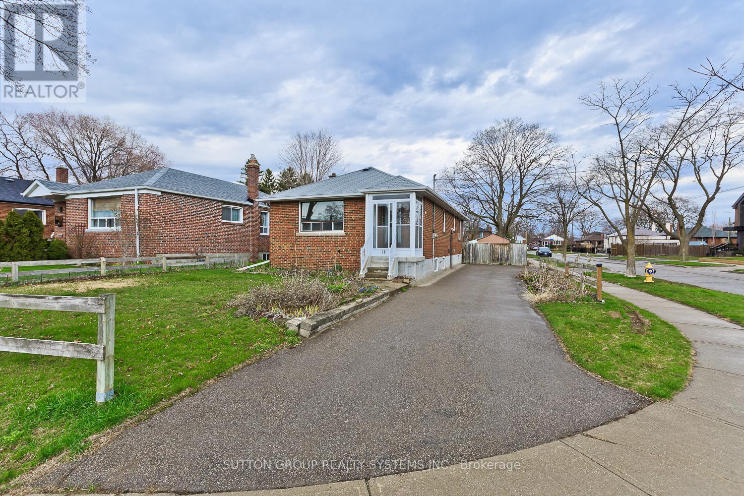 11 Helsby Crescent, Toronto, Ontario  M8W 4V7 - Photo 2 - W12479589