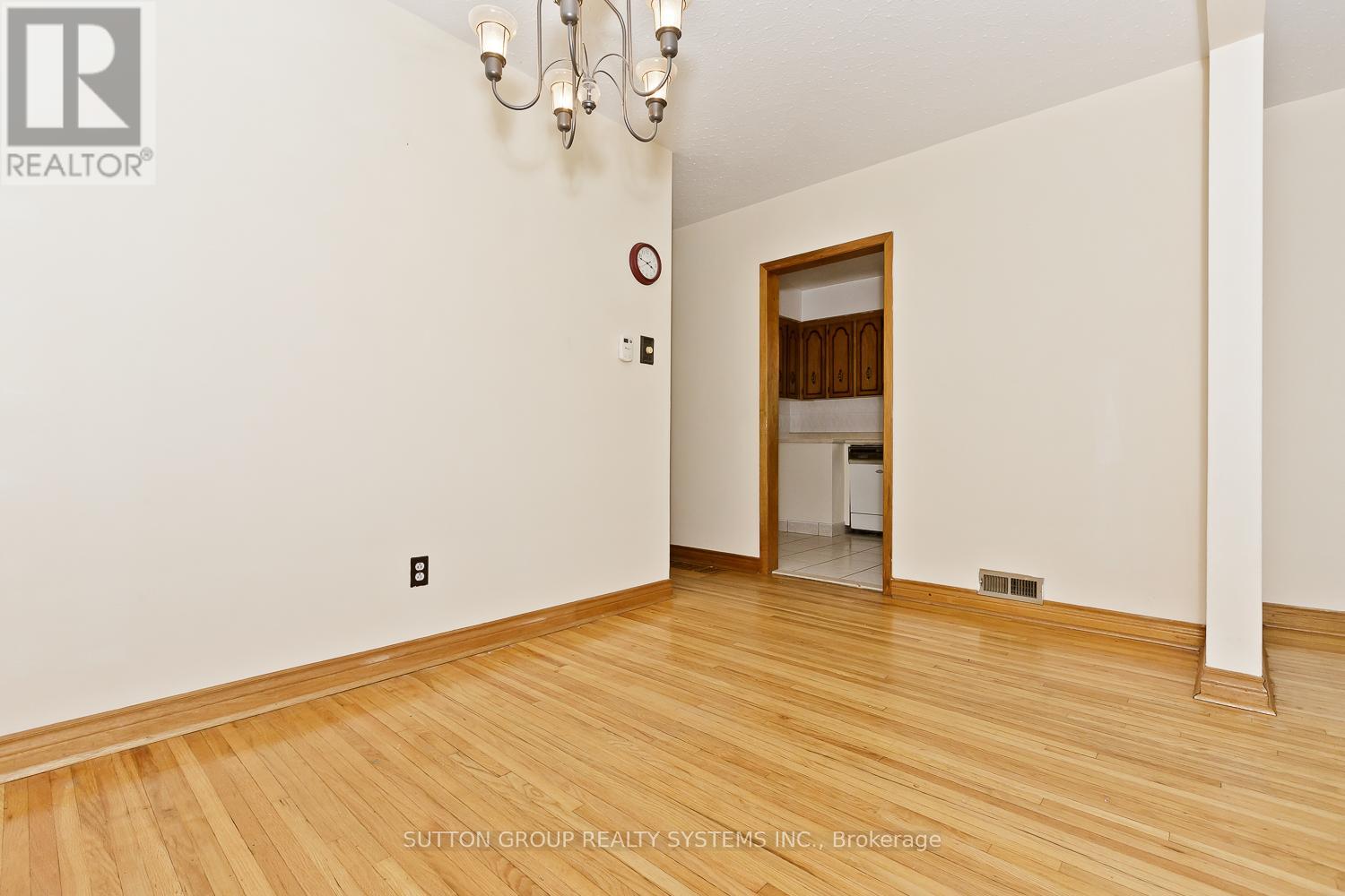 11 Helsby Crescent, Toronto, Ontario  M8W 4V7 - Photo 8 - W12479589