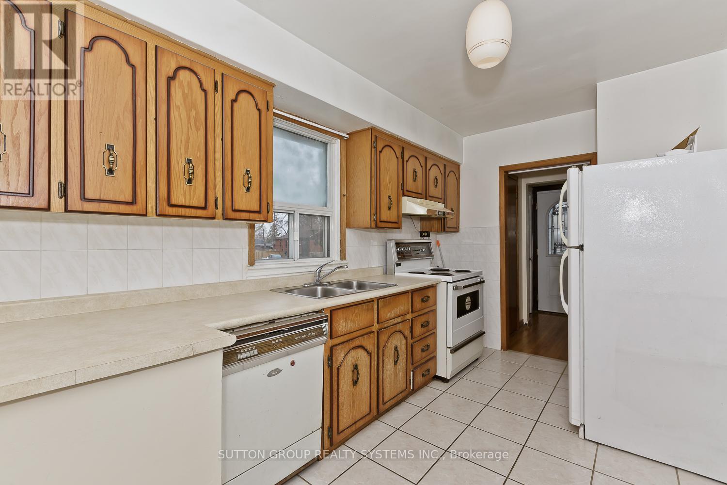11 Helsby Crescent, Toronto, Ontario  M8W 4V7 - Photo 15 - W12479589