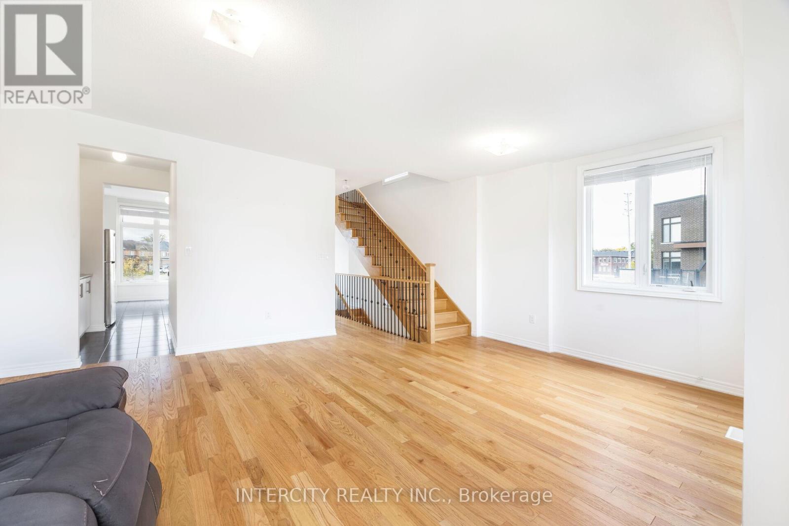 2 Queenpost Drive, Brampton (Credit Valley), Ontario  L6Y 6L2 - Photo 16 - W12473756