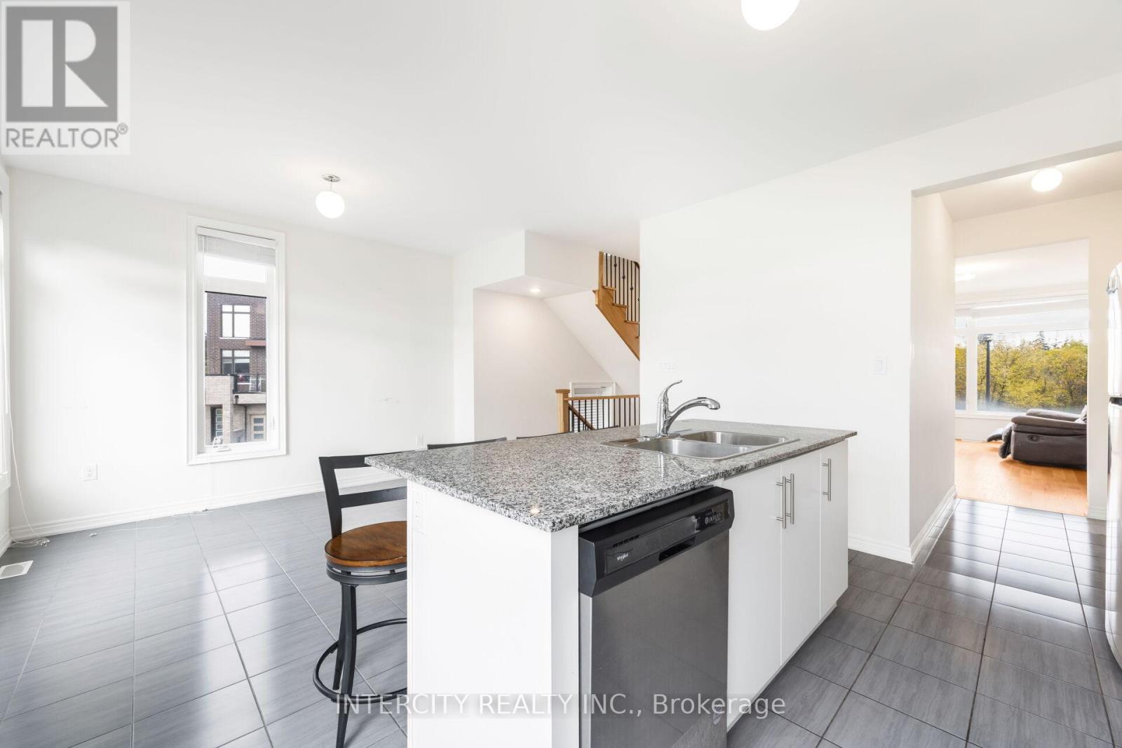 2 Queenpost Drive, Brampton (Credit Valley), Ontario  L6Y 6L2 - Photo 10 - W12473756