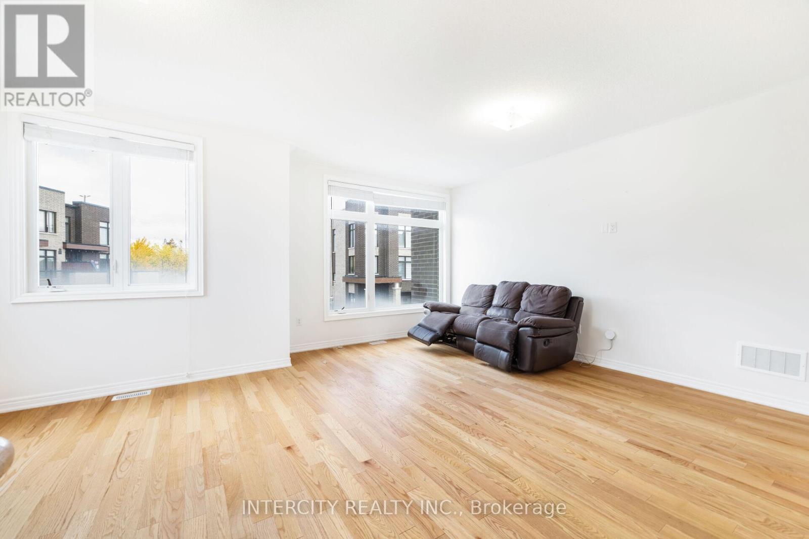 2 Queenpost Drive, Brampton (Credit Valley), Ontario  L6Y 6L2 - Photo 14 - W12473756