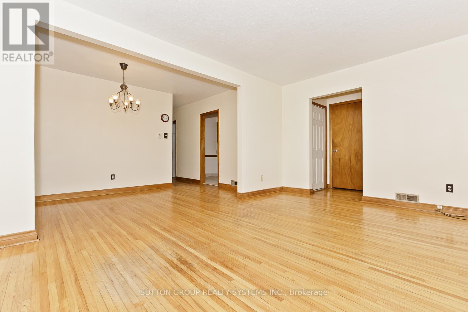 11 Helsby Crescent, Toronto, Ontario  M8W 4V7 - Photo 5 - W12479589