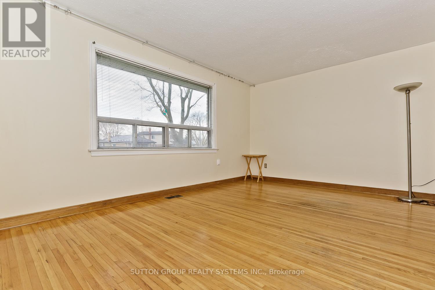 11 Helsby Crescent, Toronto, Ontario  M8W 4V7 - Photo 7 - W12479589