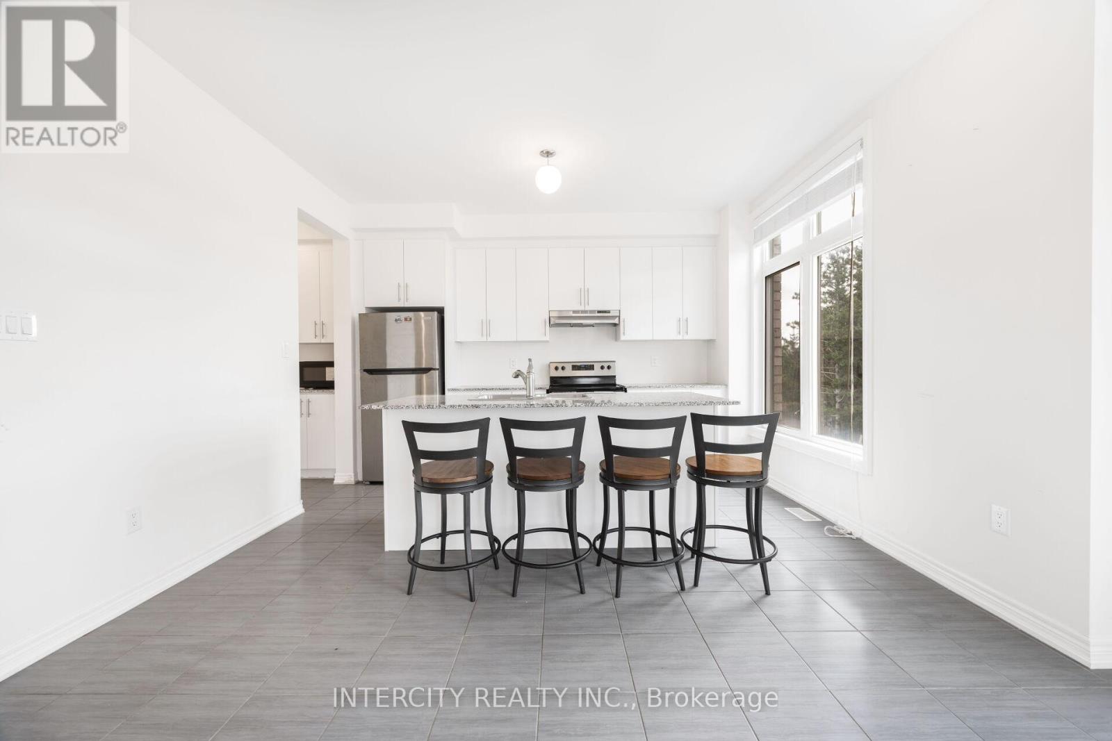 2 Queenpost Drive, Brampton (Credit Valley), Ontario  L6Y 6L2 - Photo 9 - W12473756