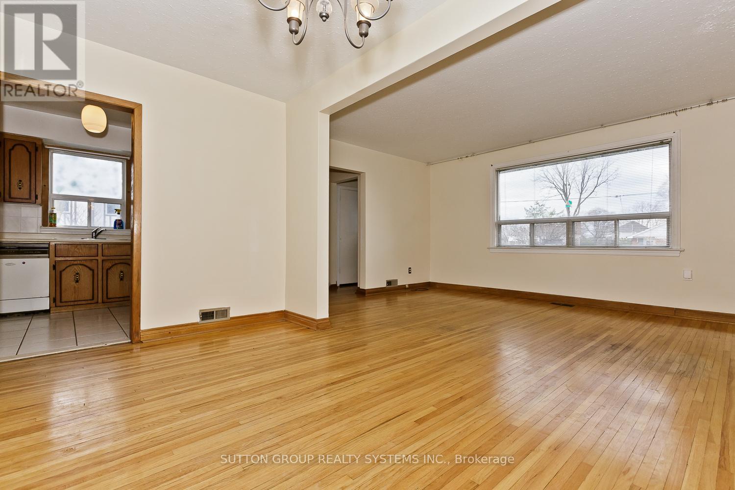 11 Helsby Crescent, Toronto, Ontario  M8W 4V7 - Photo 9 - W12479589