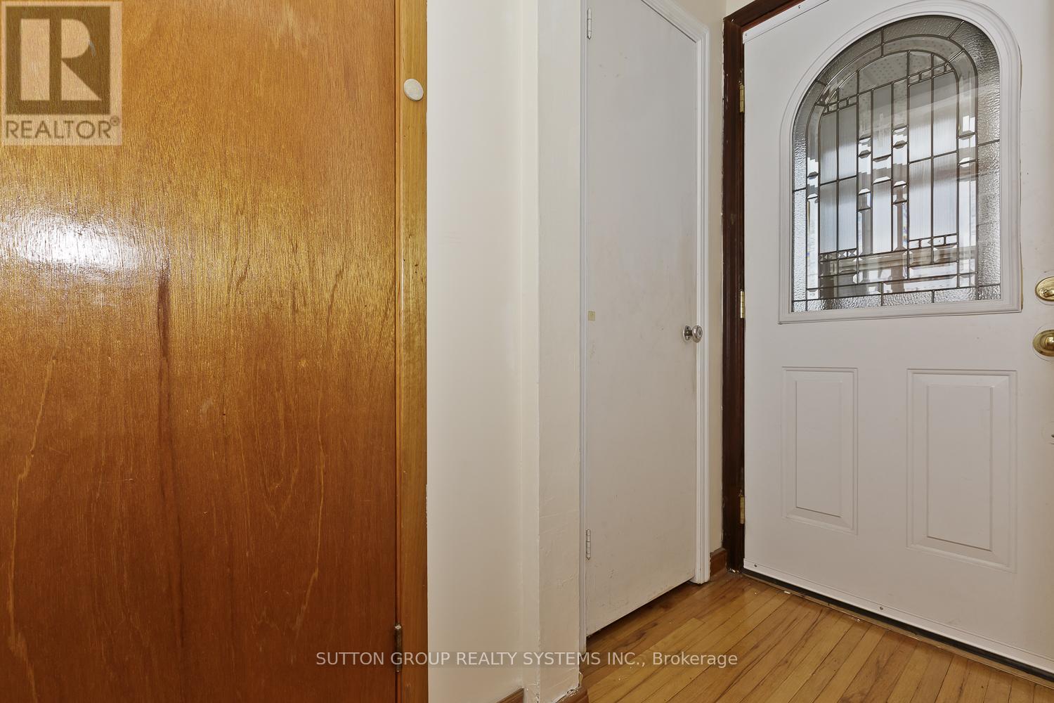 11 Helsby Crescent, Toronto, Ontario  M8W 4V7 - Photo 3 - W12479589
