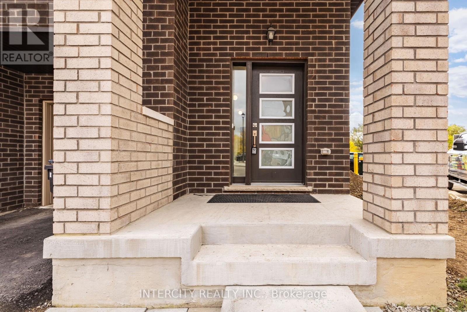 2 Queenpost Drive, Brampton (Credit Valley), Ontario  L6Y 6L2 - Photo 2 - W12473756