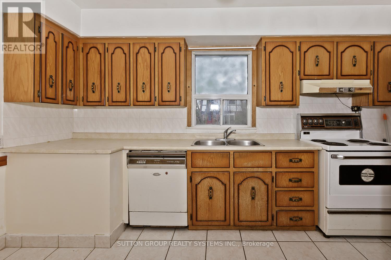 11 Helsby Crescent, Toronto, Ontario  M8W 4V7 - Photo 17 - W12479589