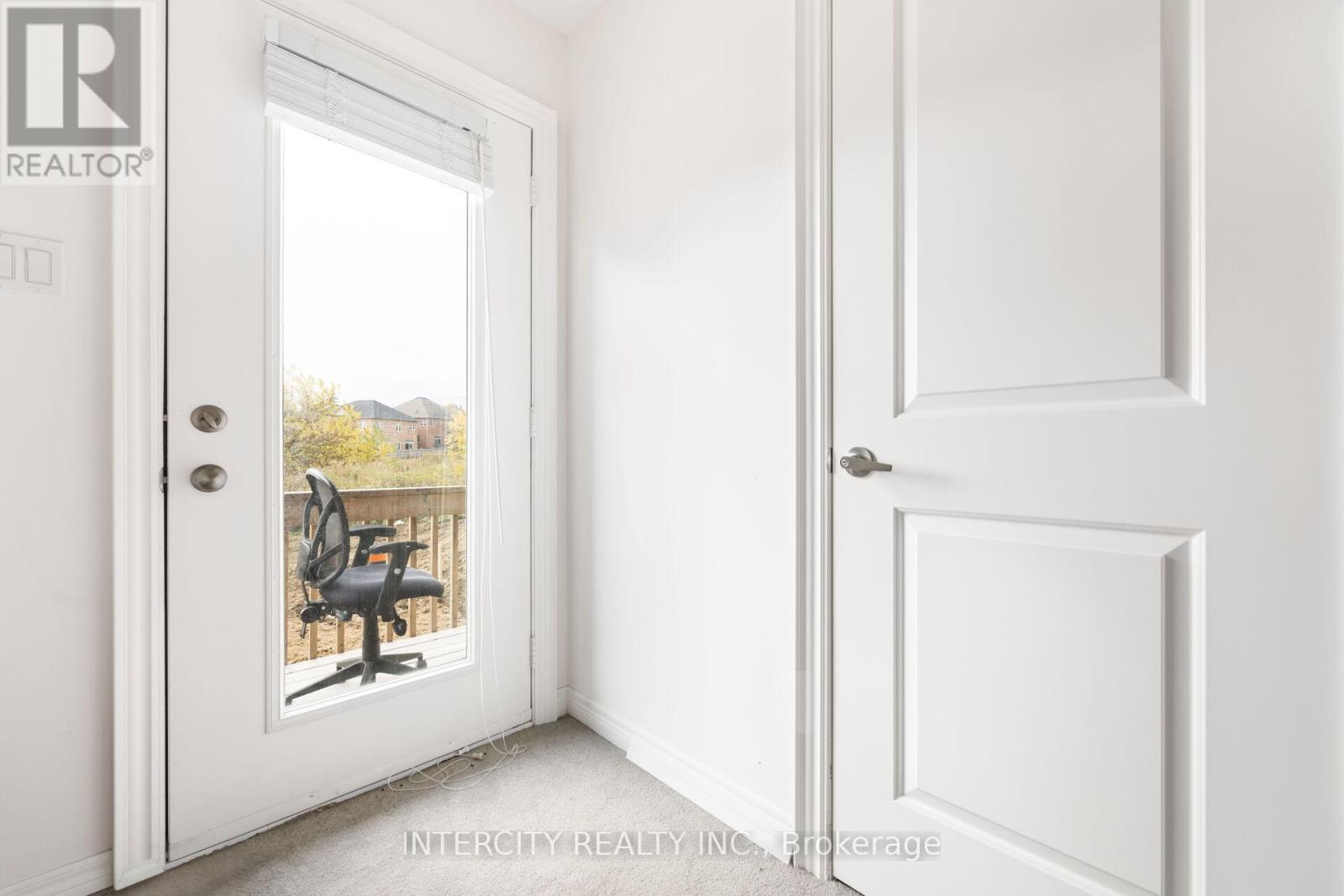 2 Queenpost Drive, Brampton (Credit Valley), Ontario  L6Y 6L2 - Photo 5 - W12473756
