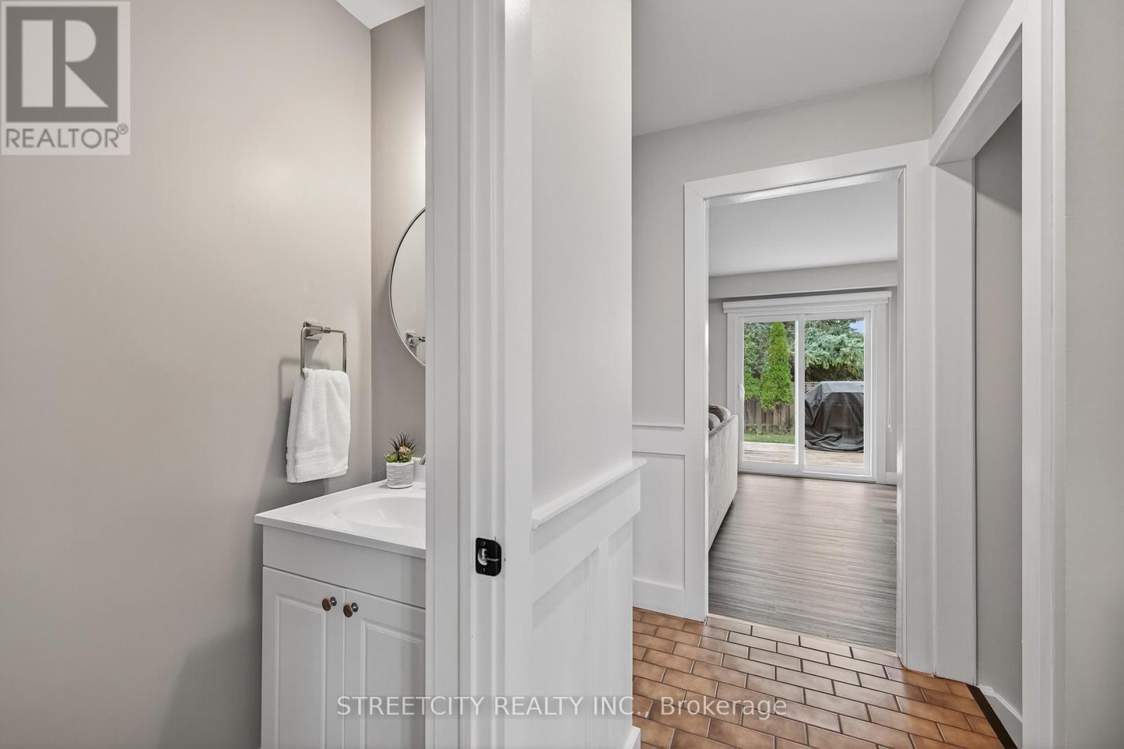 129 Highview Avenue E, London South, Ontario  N6C 5G4 - Photo 19 - X12480616