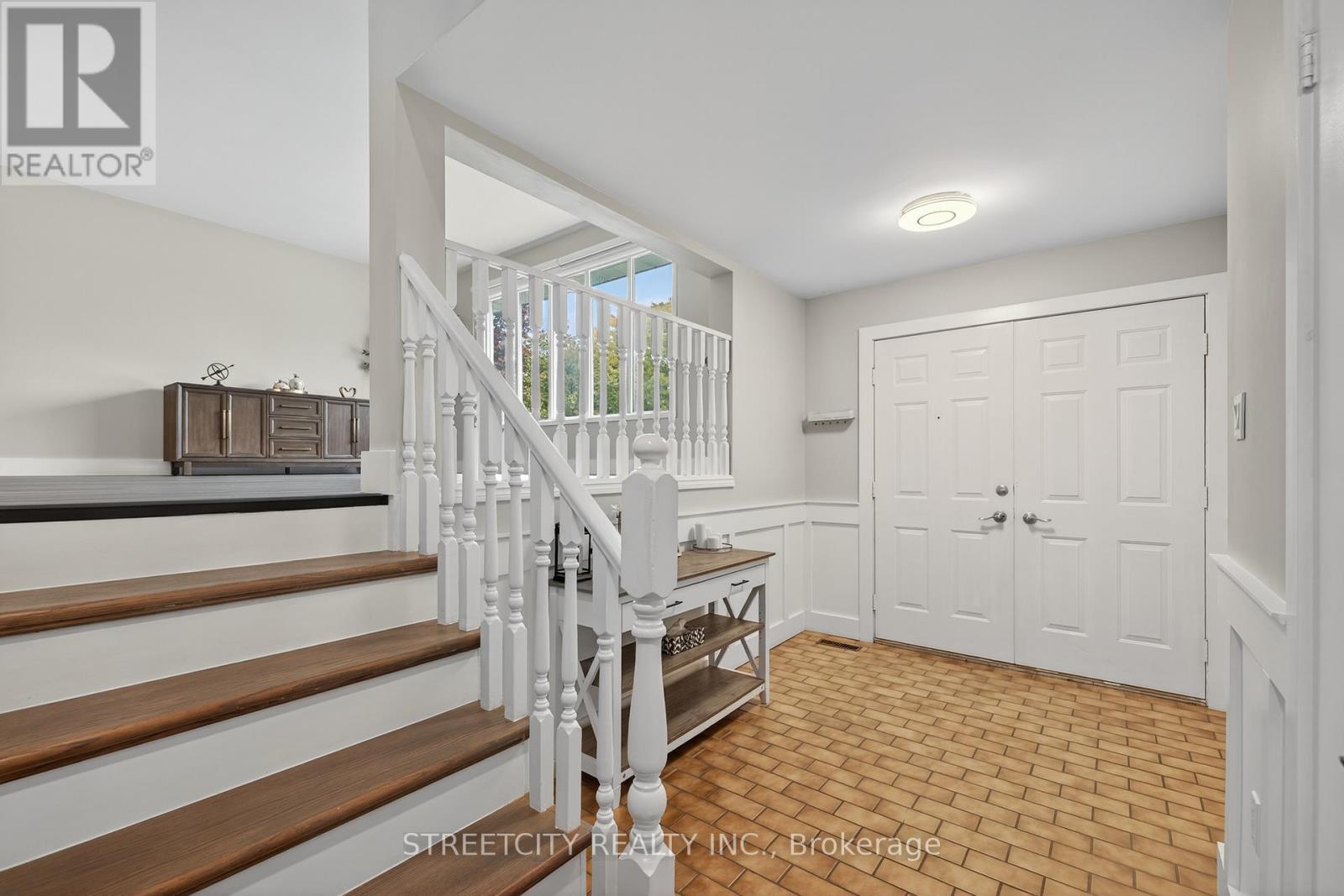129 Highview Avenue E, London South, Ontario  N6C 5G4 - Photo 4 - X12480616