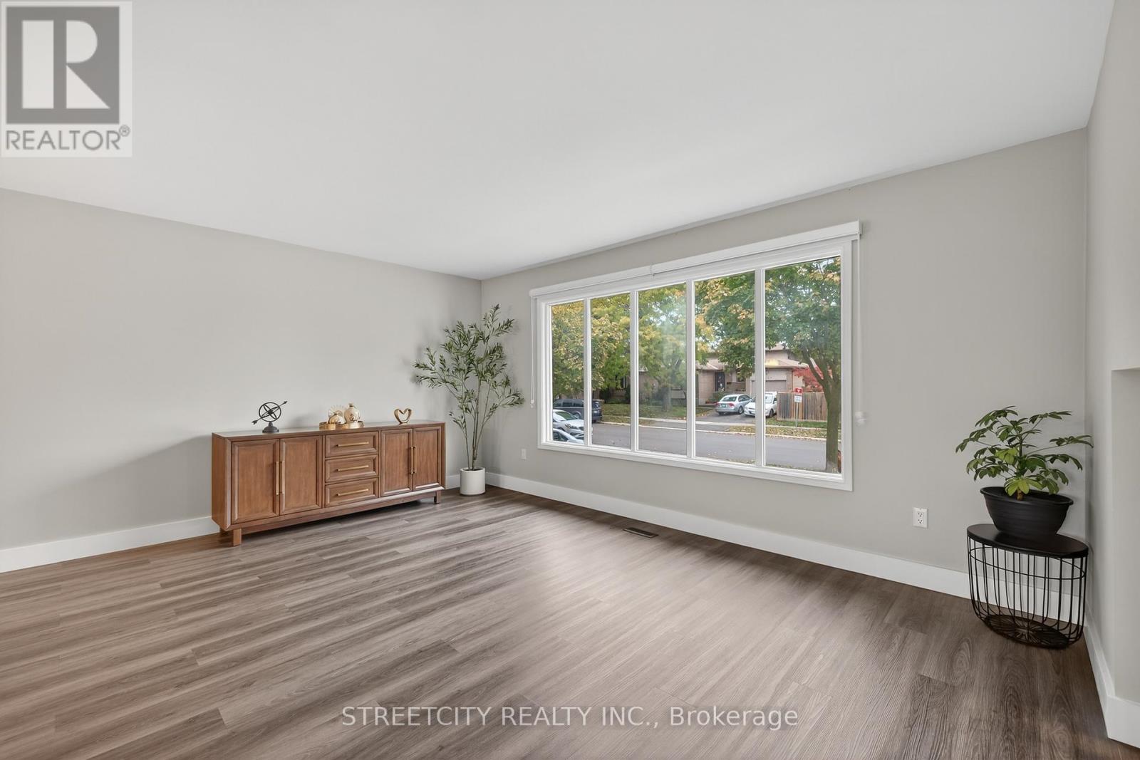 129 Highview Avenue E, London South, Ontario  N6C 5G4 - Photo 7 - X12480616