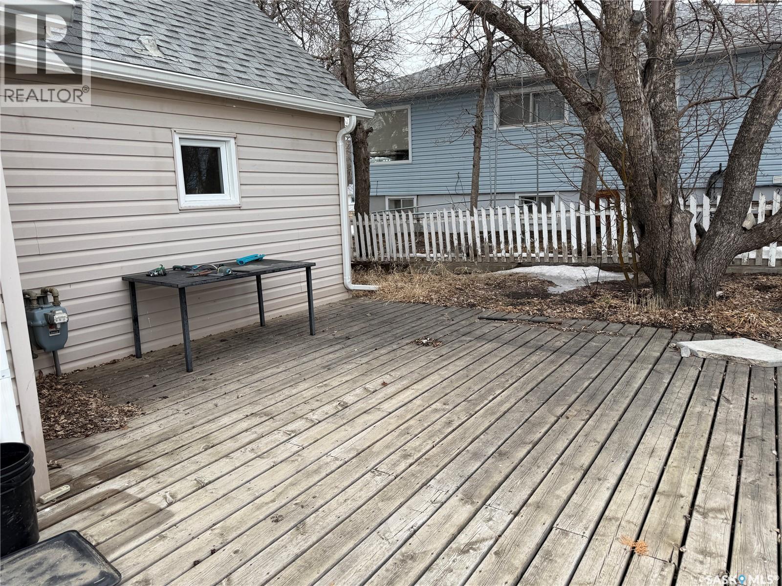 108 4th Avenue Se, Weyburn, Saskatchewan  S4H 1X6 - Photo 2 - SK003399