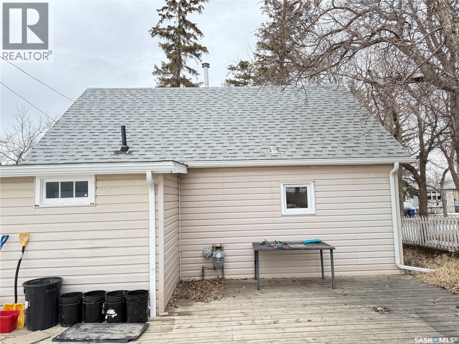 108 4th Avenue Se, Weyburn, Saskatchewan  S4H 1X6 - Photo 3 - SK003399