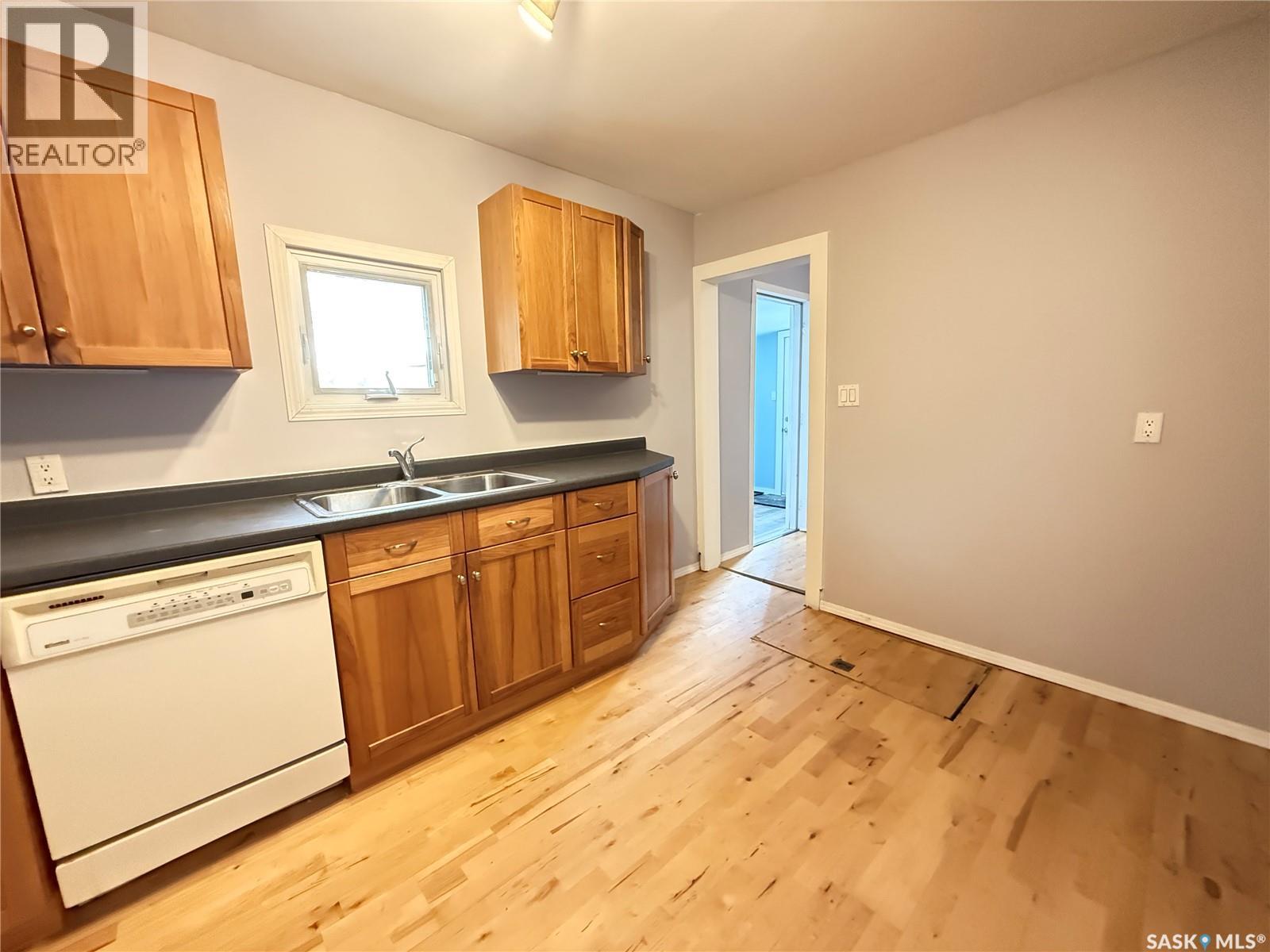 108 4th Avenue Se, Weyburn, Saskatchewan  S4H 1X6 - Photo 12 - SK003399