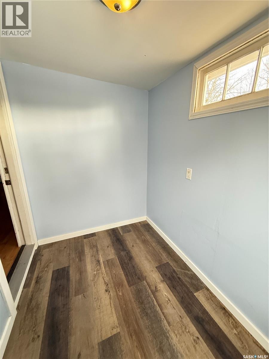 108 4th Avenue Se, Weyburn, Saskatchewan  S4H 1X6 - Photo 5 - SK003399