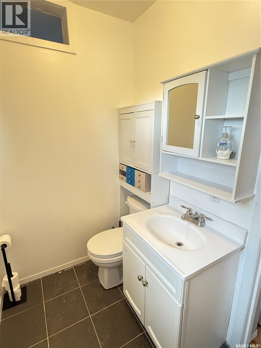 108 4th Avenue Se, Weyburn, Saskatchewan  S4H 1X6 - Photo 7 - SK003399