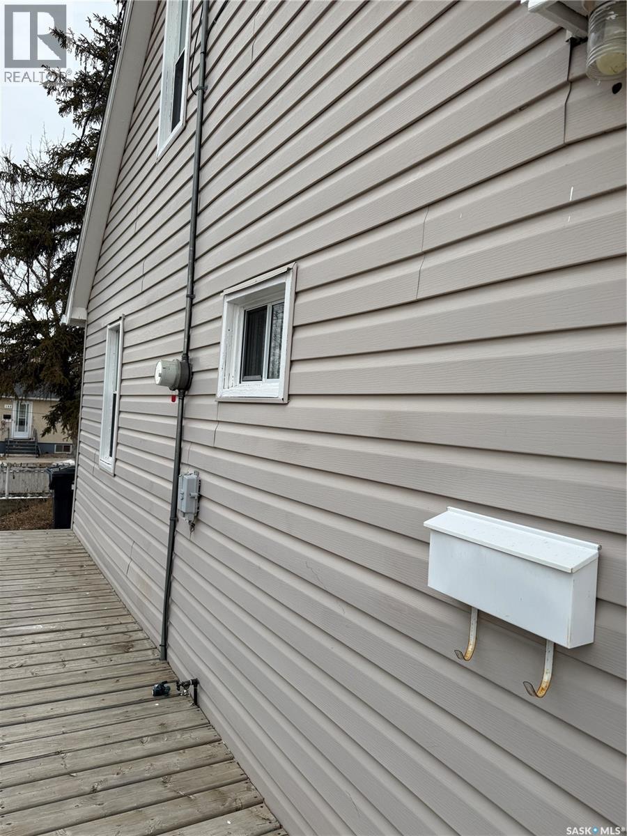 108 4th Avenue Se, Weyburn, Saskatchewan  S4H 1X6 - Photo 4 - SK003399