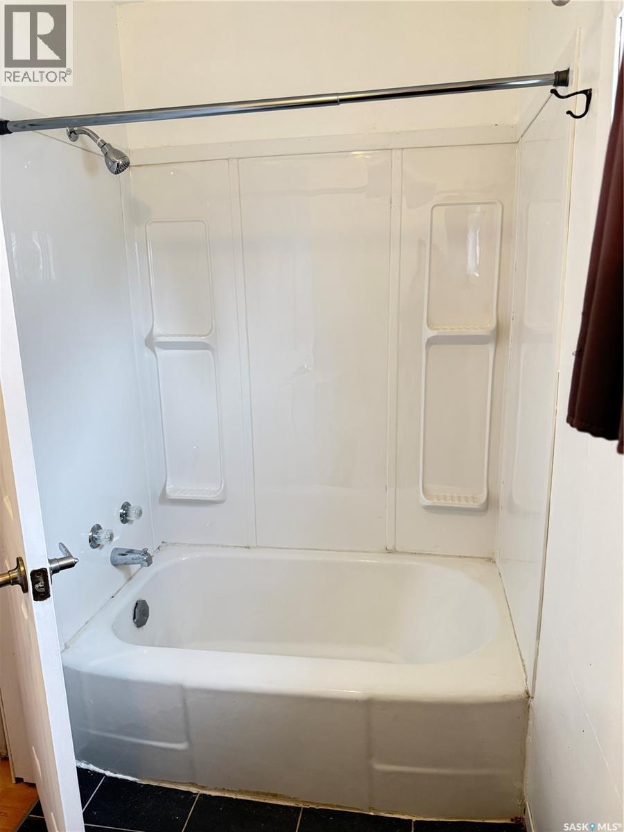 108 4th Avenue Se, Weyburn, Saskatchewan  S4H 1X6 - Photo 6 - SK003399