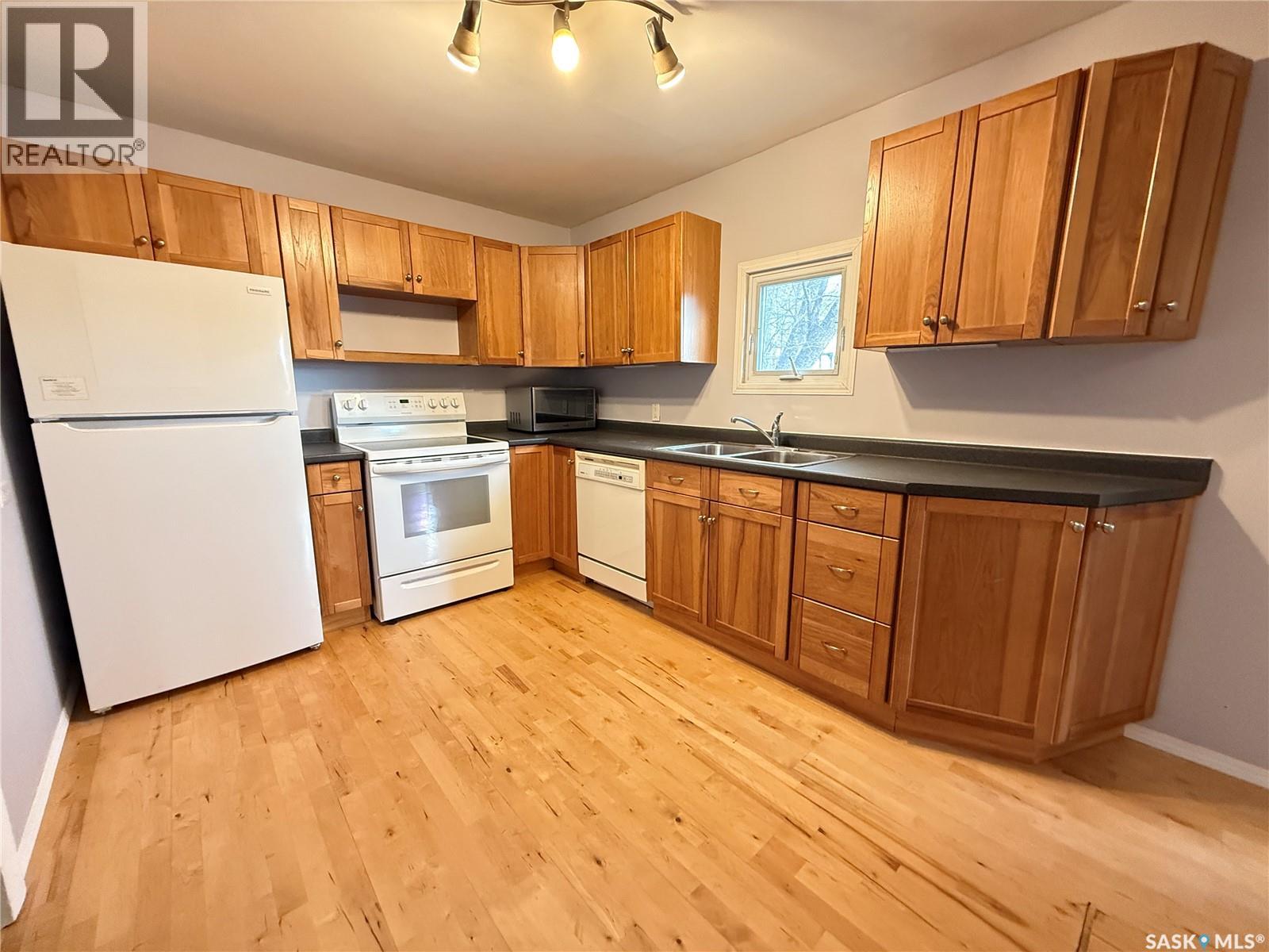 108 4th Avenue Se, Weyburn, Saskatchewan  S4H 1X6 - Photo 11 - SK003399