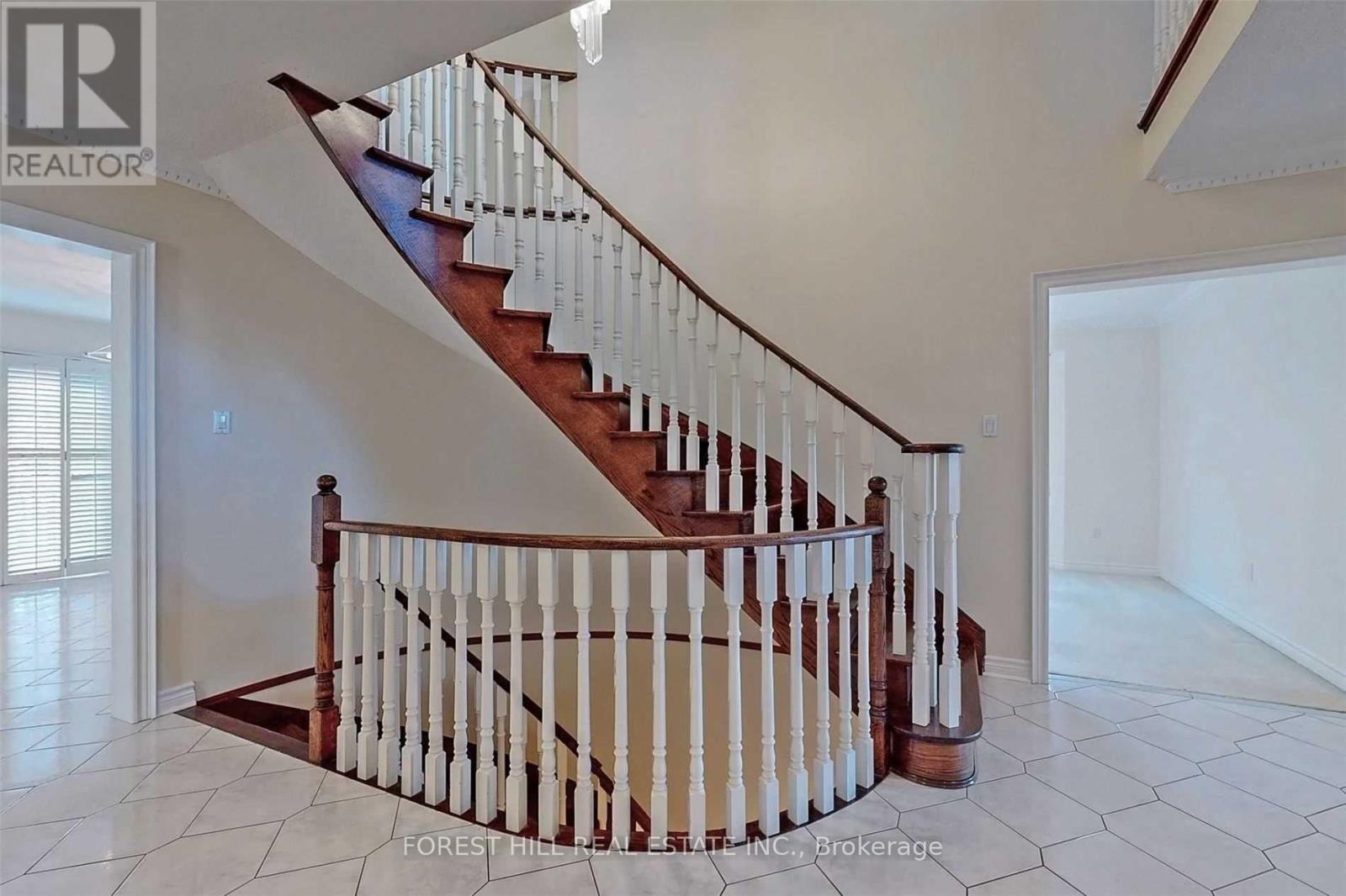 24 Green Ash Crescent, Richmond Hill, Ontario  L4B 3S1 - Photo 2 - N12480476