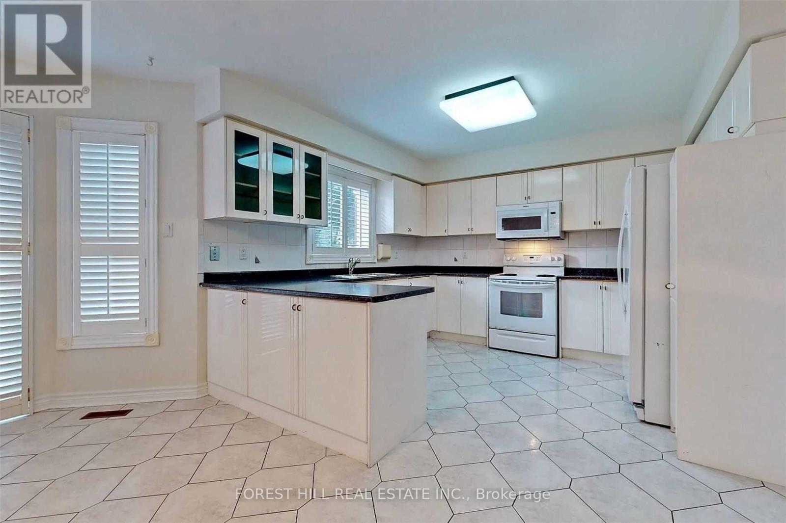24 Green Ash Crescent, Richmond Hill, Ontario  L4B 3S1 - Photo 4 - N12480476