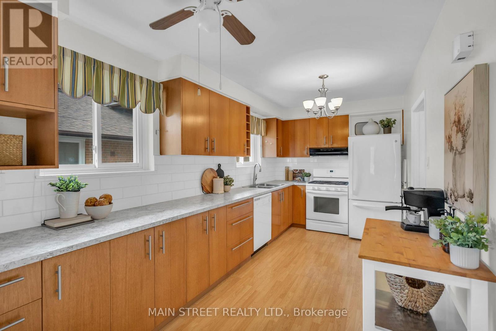 47 Graystone Gardens, Toronto, Ontario  M8Z 3C2 - Photo 3 - W12480427