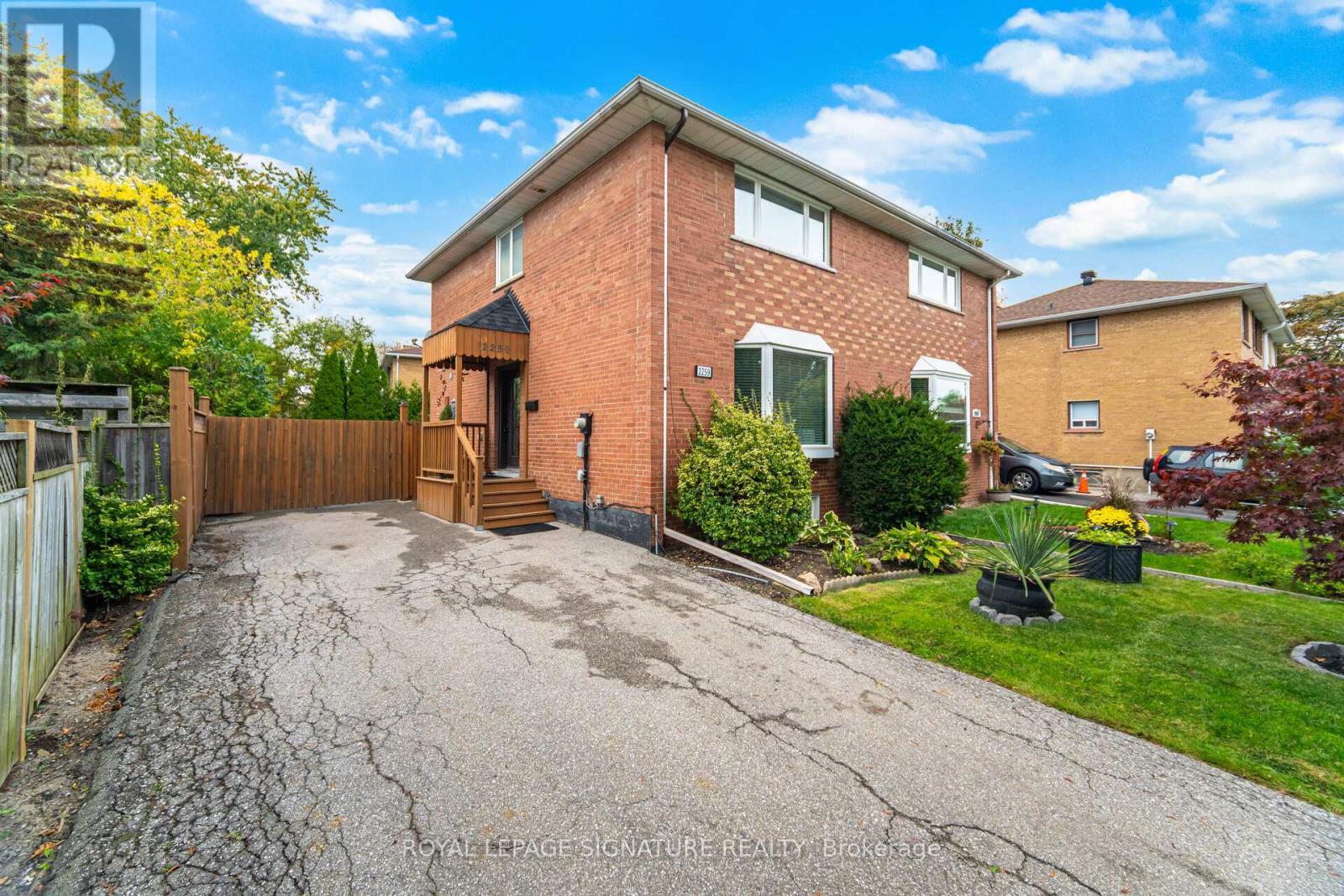 2259 Wiseman Court, Mississauga (Clarkson), Ontario  L5J 1P4 - Photo 3 - W12480471
