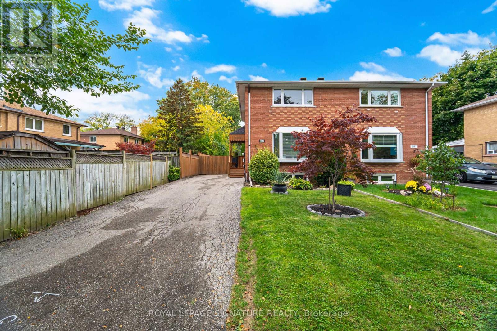 2259 Wiseman Court, Mississauga (Clarkson), Ontario  L5J 1P4 - Photo 4 - W12480471