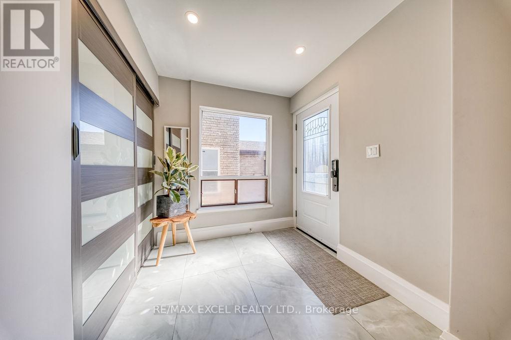106 Upton Crescent, Markham, Ontario  L3R 3T4 - Photo 4 - N12480520