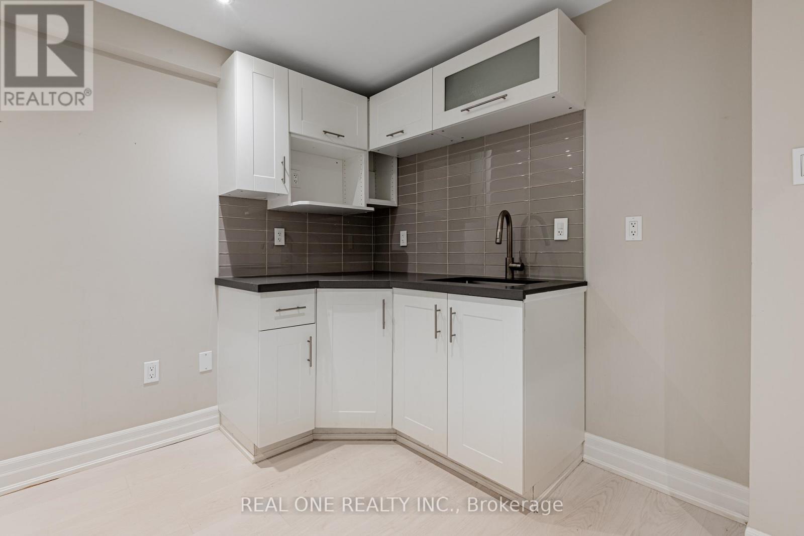 15 Debonair Street, Richmond Hill, Ontario  L4C 0R2 - Photo 27 - N12480536