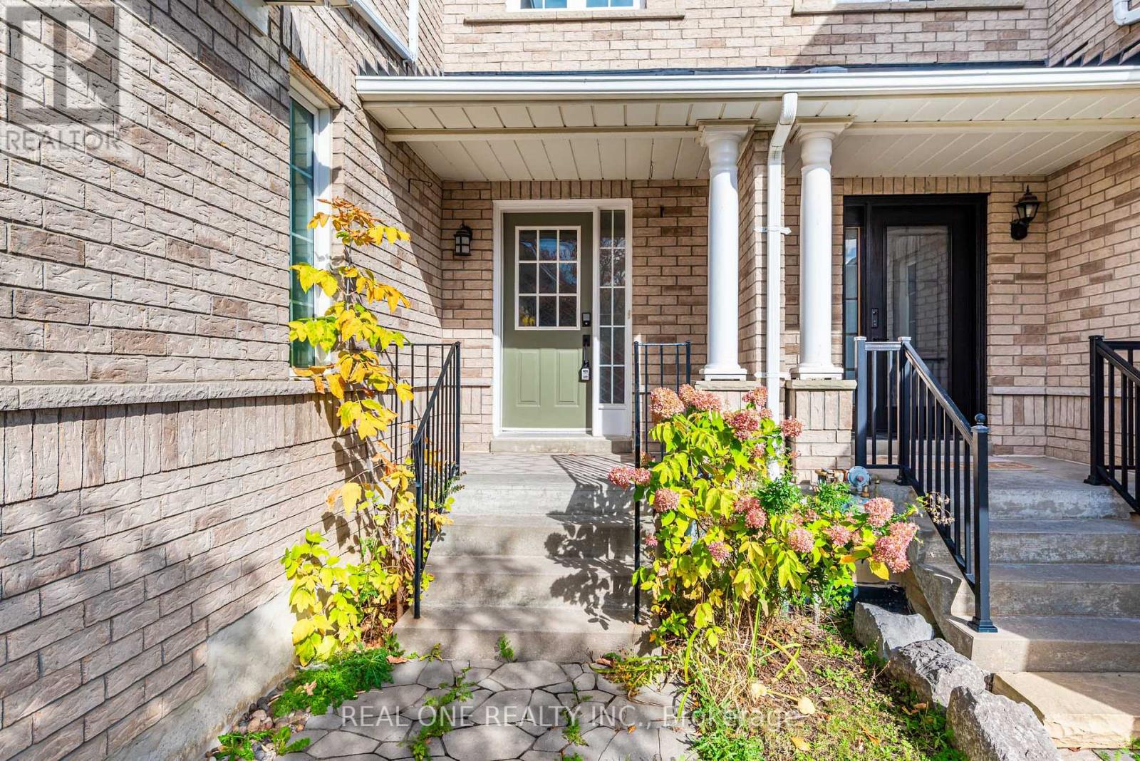 15 Debonair Street, Richmond Hill, Ontario  L4C 0R2 - Photo 3 - N12480536