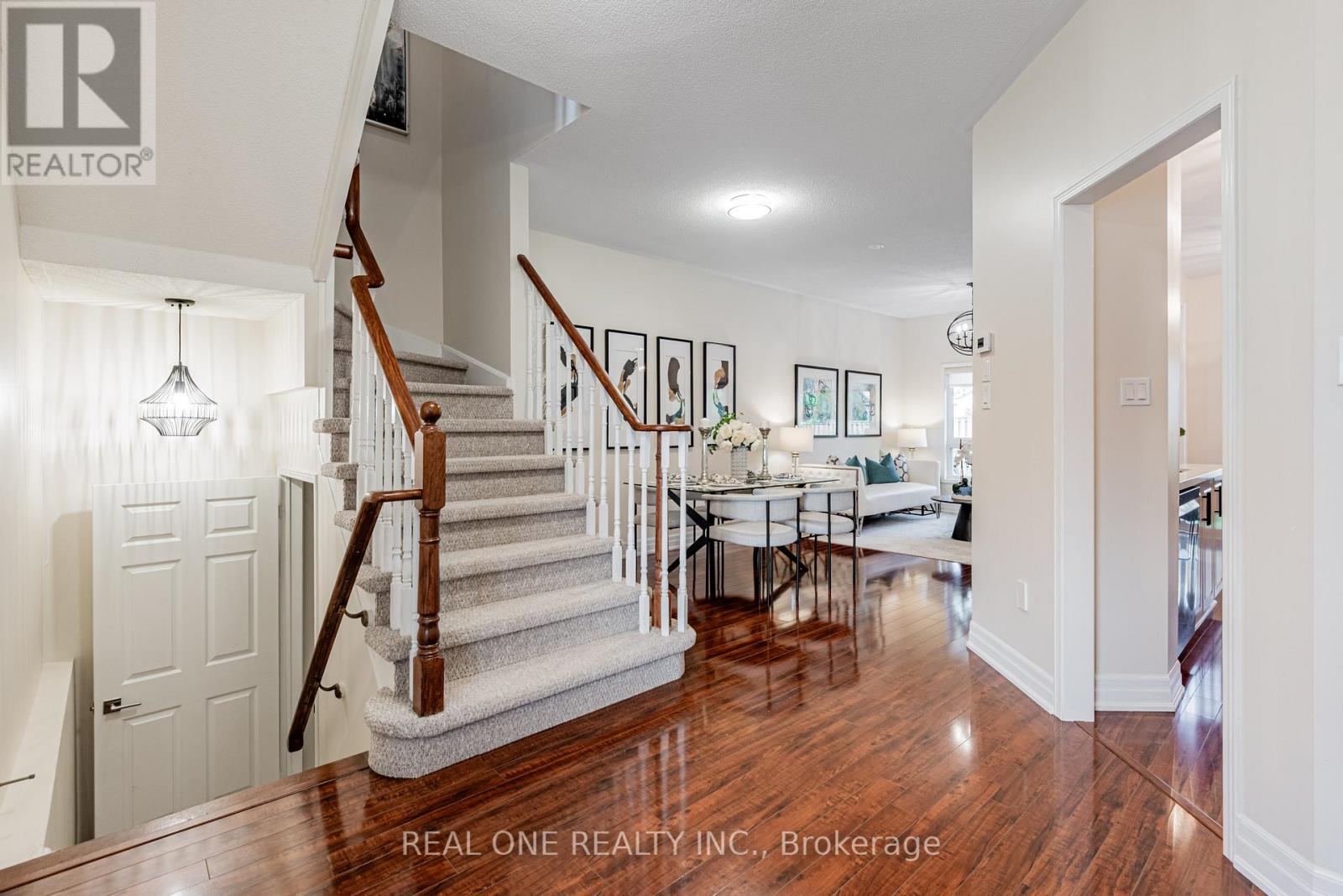 15 Debonair Street, Richmond Hill, Ontario  L4C 0R2 - Photo 4 - N12480536