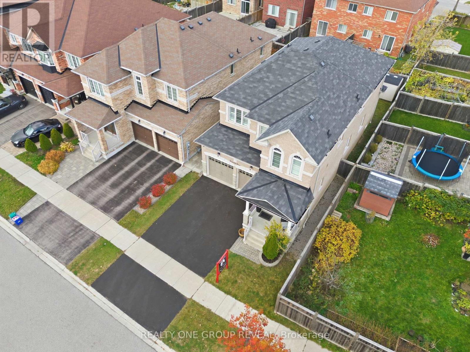 5 Robertdale Court, Whitchurch-Stouffville, Ontario  L4A 0Y5 - Photo 3 - N12480571