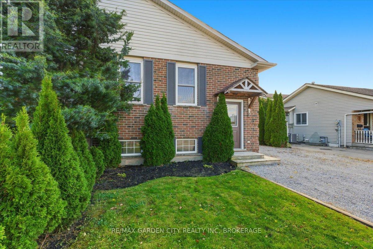 4 Fox Trail Drive, St. Catharines (Rykert/vansickle), Ontario  L2S 3T7 - Photo 3 - X12480311