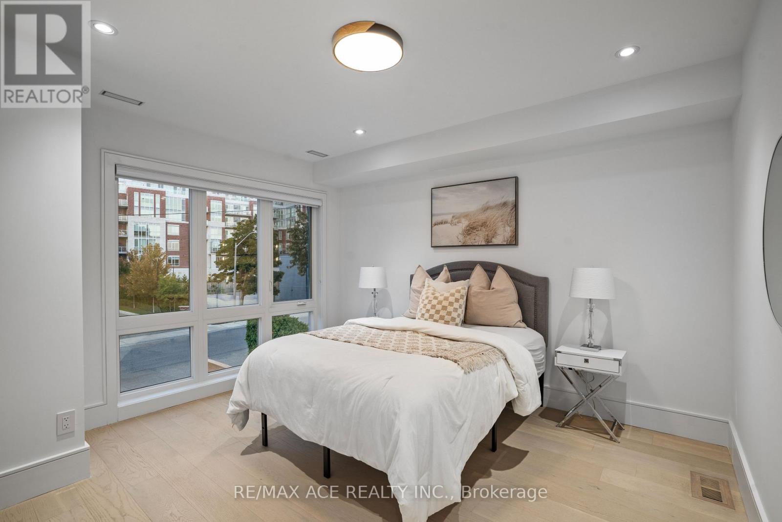 10a Benson Avenue, Mississauga, Ontario  L5H 2P2 - Photo 18 - W12480493