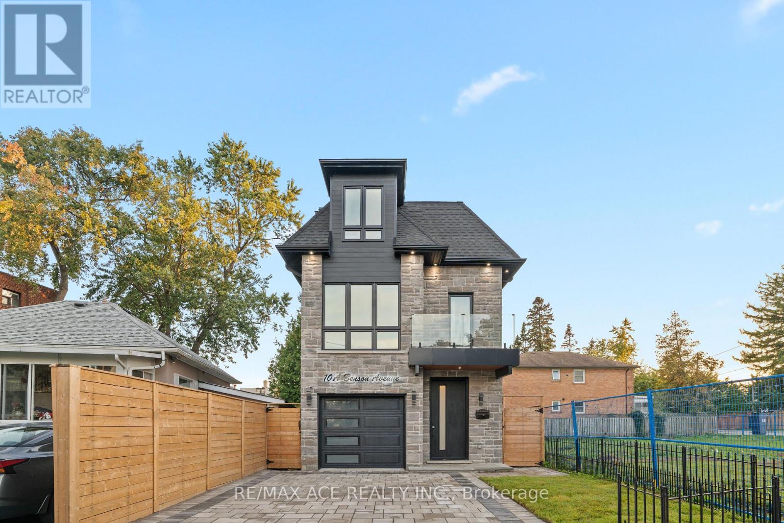 10a Benson Avenue, Mississauga, Ontario  L5H 2P2 - Photo 2 - W12480493