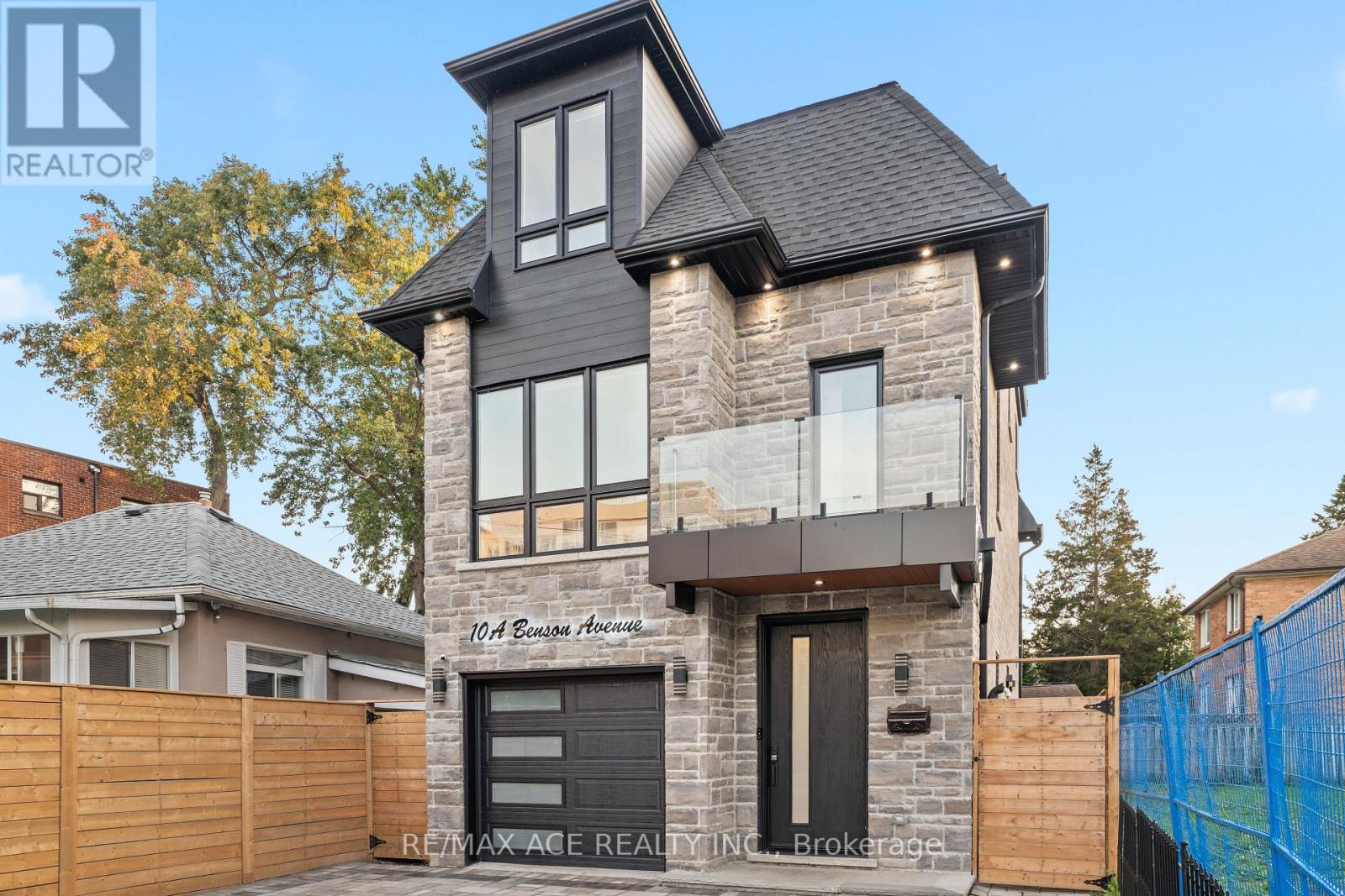 10a Benson Avenue, Mississauga, Ontario  L5H 2P2 - Photo 4 - W12480493