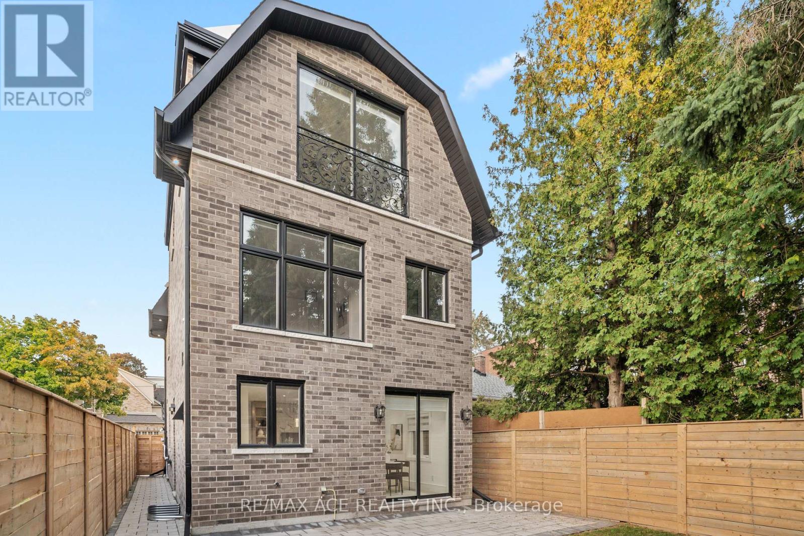 10a Benson Avenue, Mississauga, Ontario  L5H 2P2 - Photo 5 - W12480493
