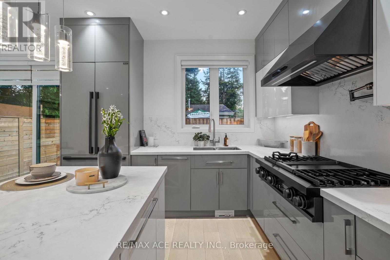 10a Benson Avenue W, Mississauga, Ontario  L5H 2P2 - Photo 13 - W12480496