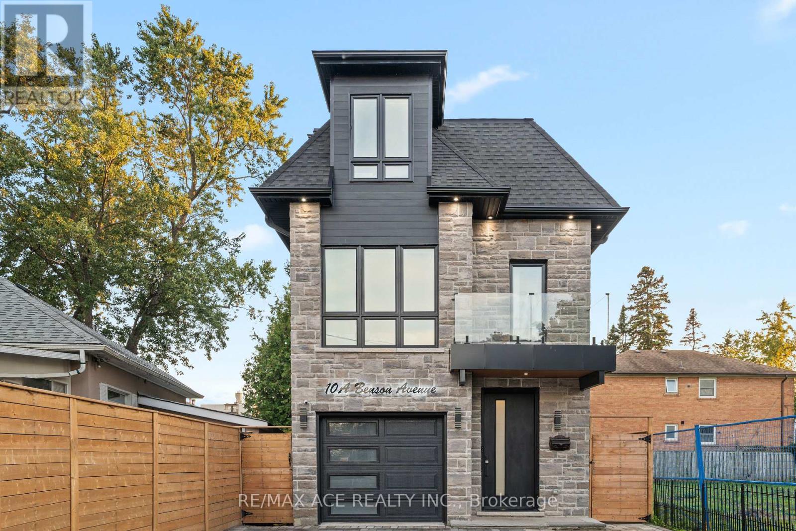 10a Benson Avenue W, Mississauga, Ontario  L5H 2P2 - Photo 3 - W12480496