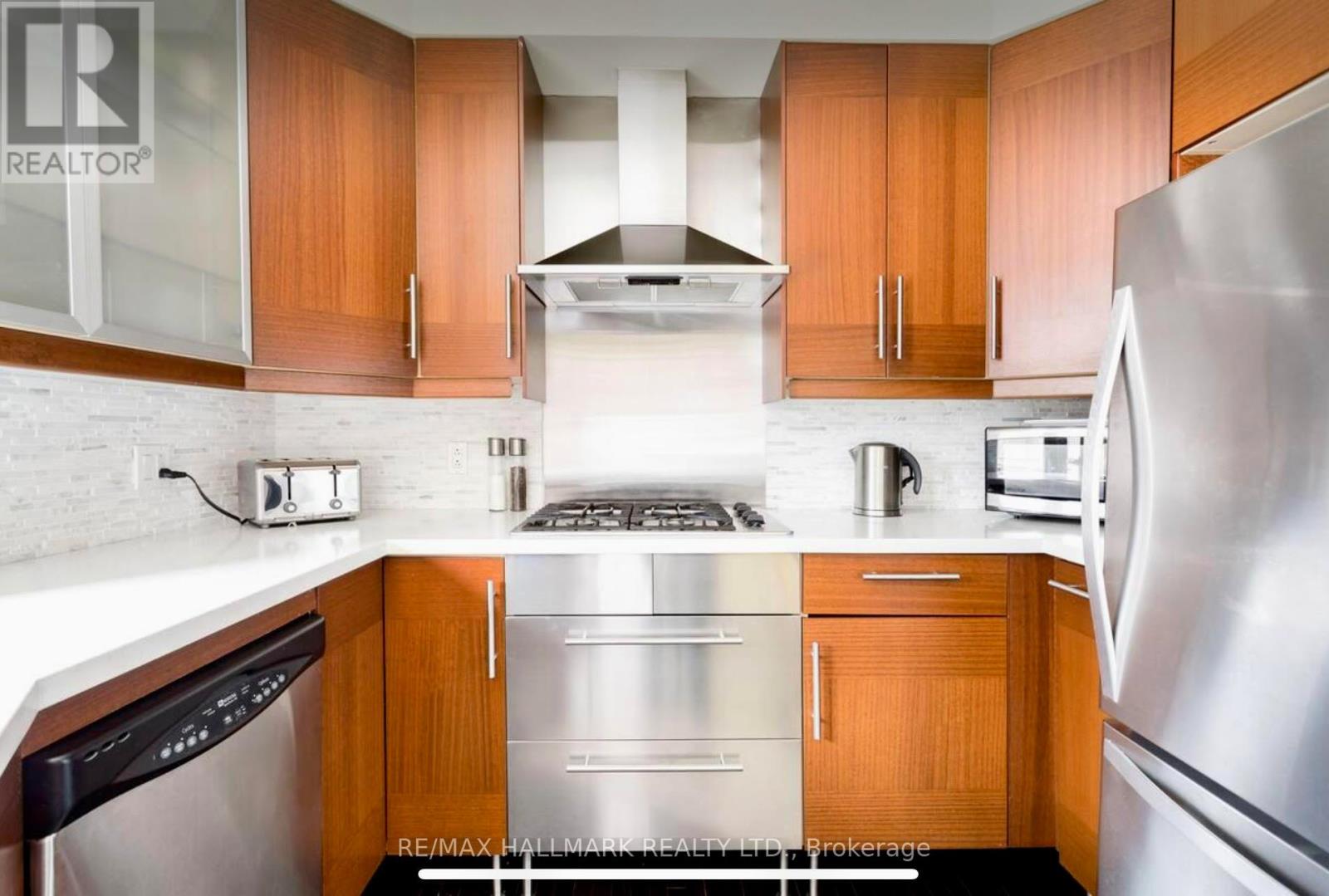 696 Indian Road, Toronto, Ontario  M6P 2C9 - Photo 11 - W12480546