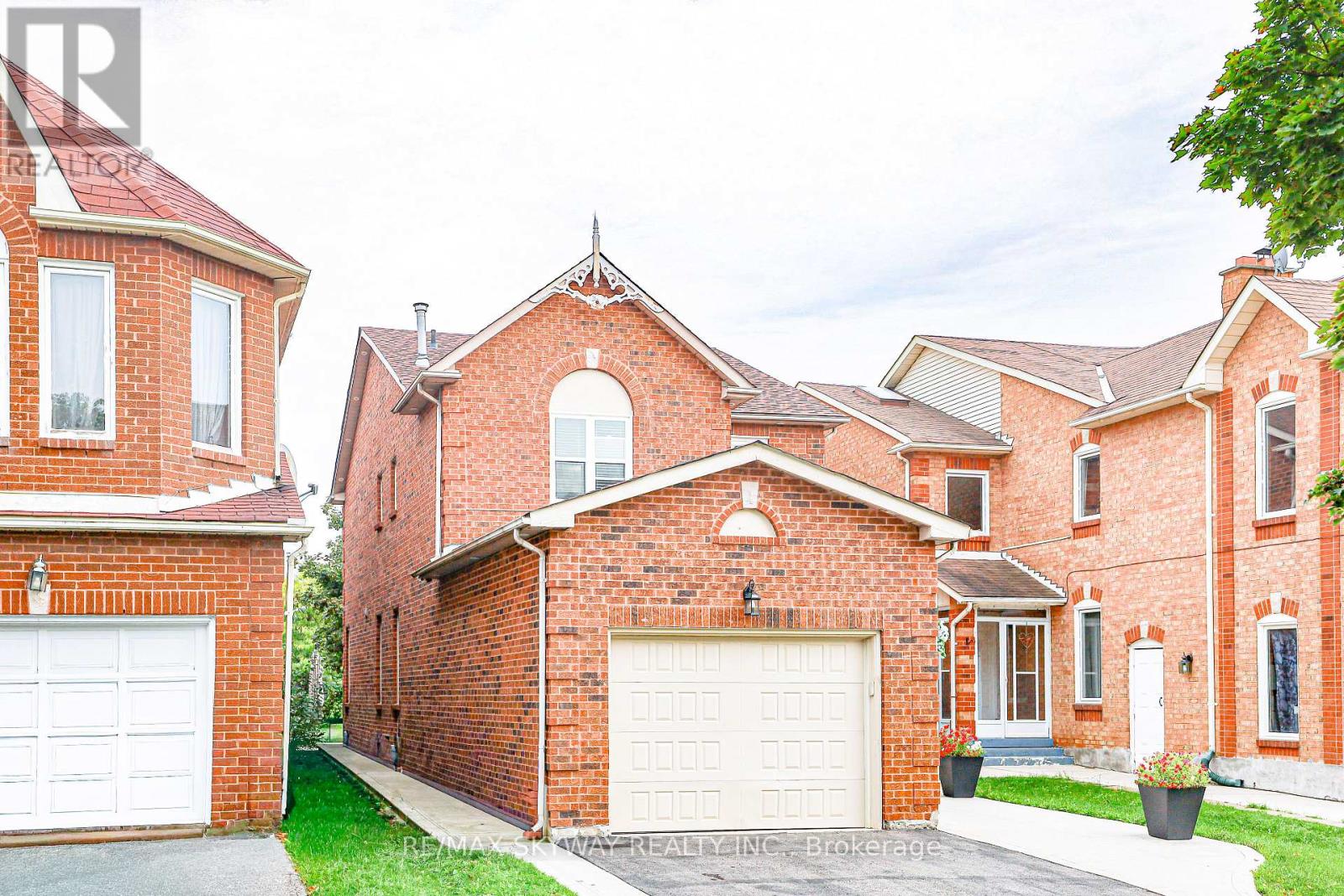 118 Leeward Drive, Brampton, Ontario  L6S 5V9 - Photo 2 - W12480555