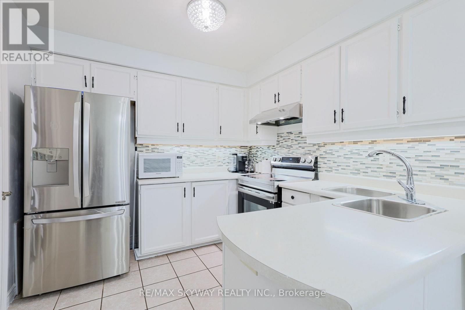 118 Leeward Drive, Brampton, Ontario  L6S 5V9 - Photo 20 - W12480555