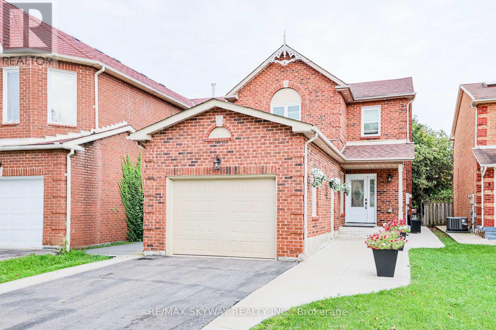 118 Leeward Drive, Brampton, Ontario  L6S 5V9 - Photo 3 - W12480555