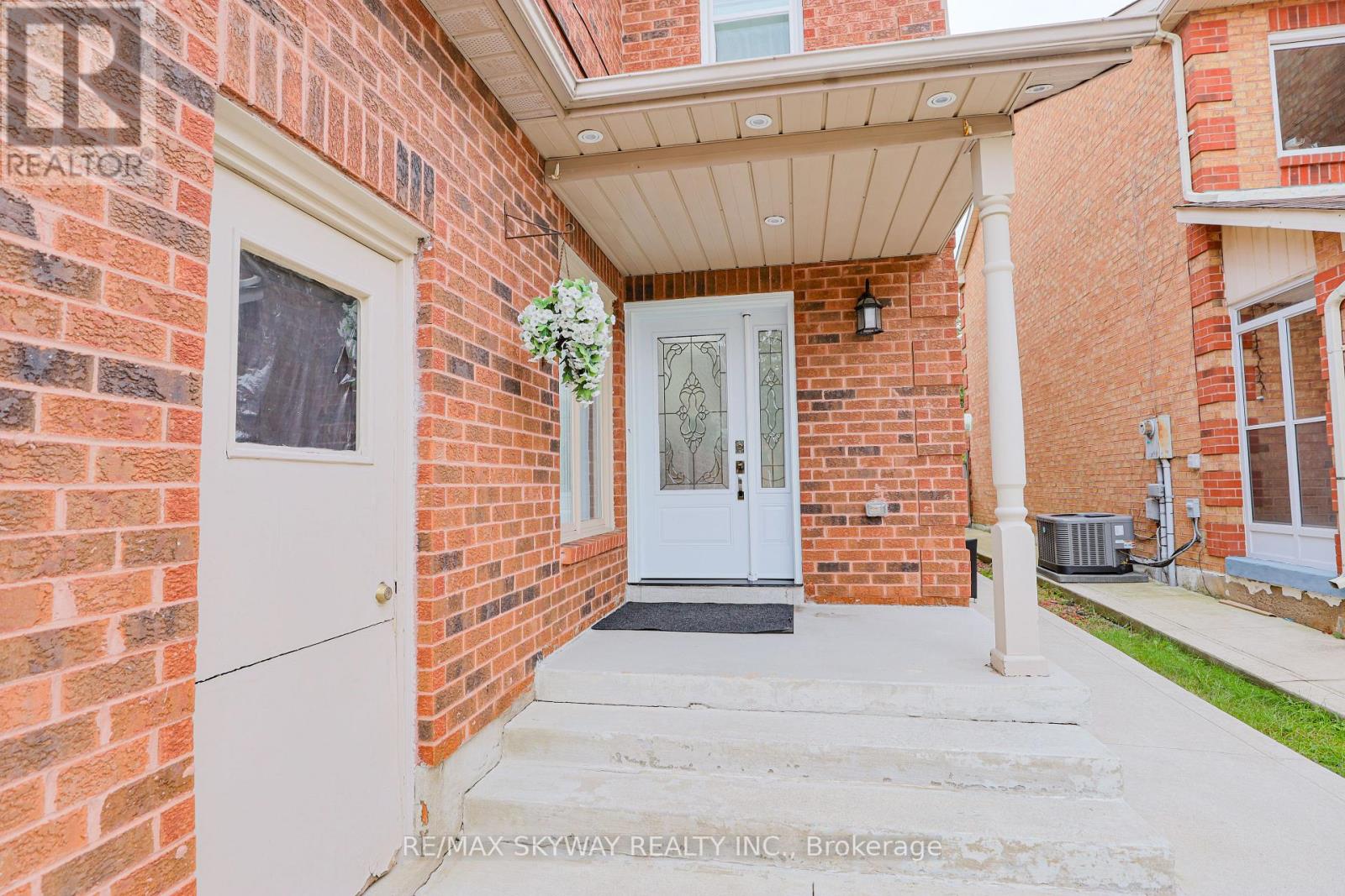 118 Leeward Drive, Brampton, Ontario  L6S 5V9 - Photo 4 - W12480555